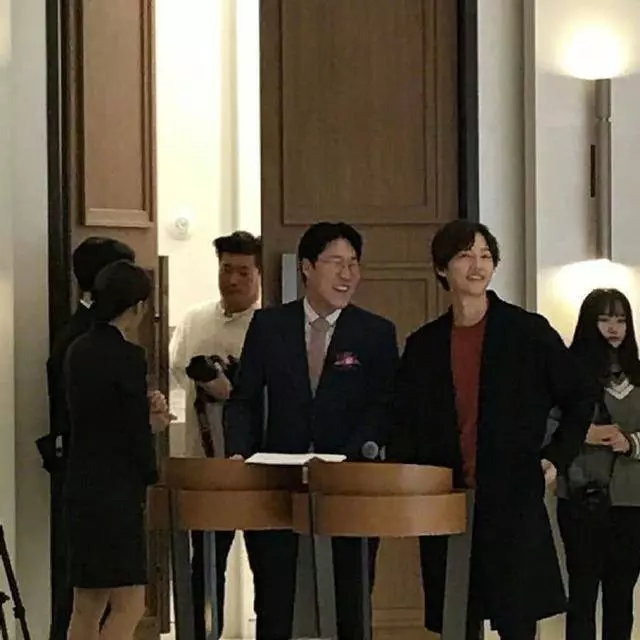 宋仲基憔悴現身好友婚禮,未戴婚戒臉頰凹陷男神顏值不再~