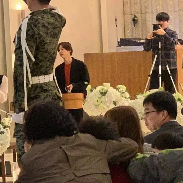 宋仲基憔悴現身好友婚禮,未戴婚戒臉頰凹陷男神顏值不再~