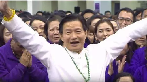 信徒著魔跪拜:我愛你!..........妙禪嗨跳飛吻,集會上旋轉跳躍 網酸「開演唱會?」