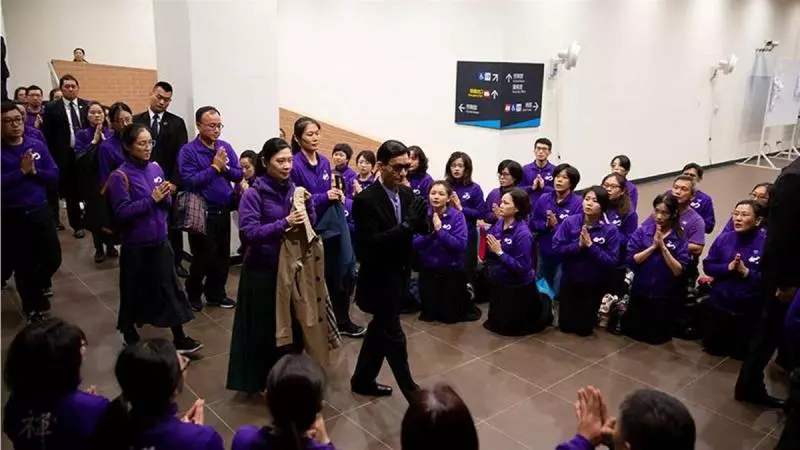 信徒著魔跪拜:我愛你!..........妙禪嗨跳飛吻,集會上旋轉跳躍 網酸「開演唱會?」