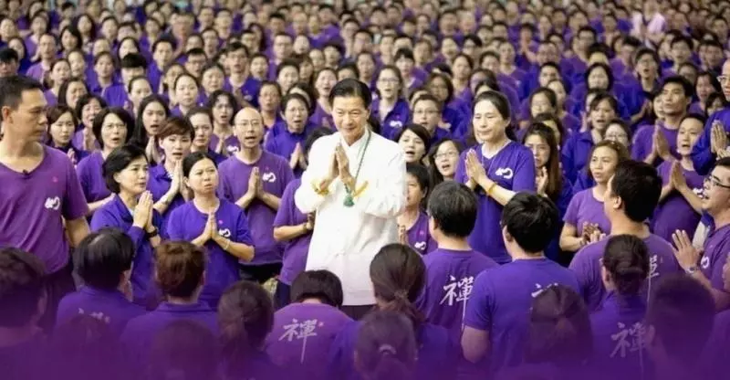 信徒著魔跪拜:我愛你!..........妙禪嗨跳飛吻,集會上旋轉跳躍 網酸「開演唱會?」