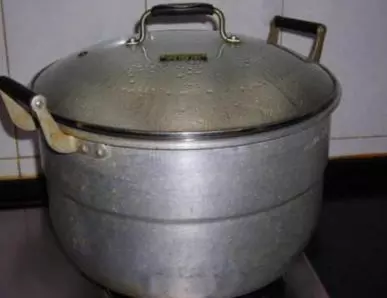 丈夫早市擺攤,妻子心疼送飯,這天醒來瞥眼門鎖,妻子把飯倒水溝