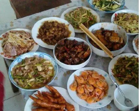 丈夫早市擺攤,妻子心疼送飯,這天醒來瞥眼門鎖,妻子把飯倒水溝