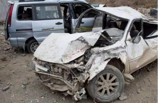 老公車禍去世,俺堅持替亡夫還債三十萬,五年後一件快遞讓俺傻住