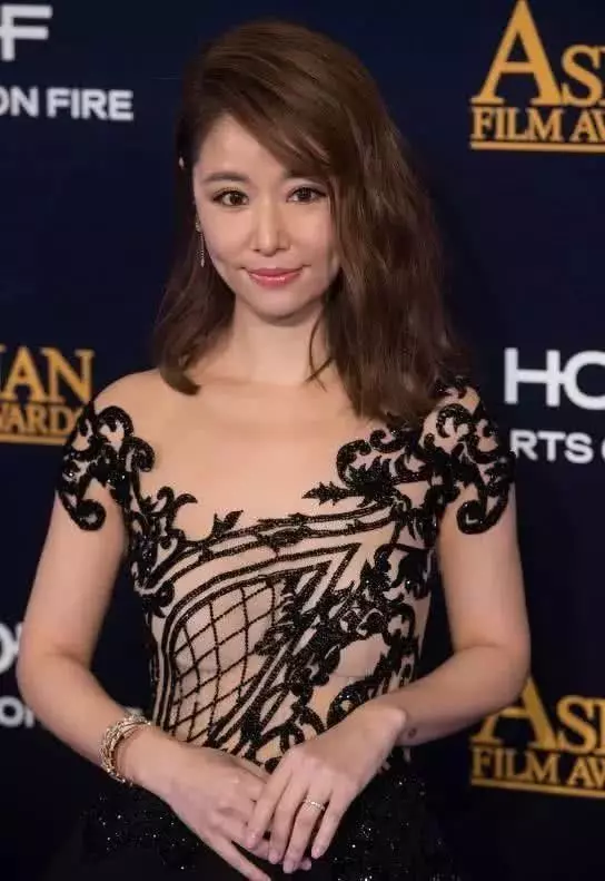 林心如參加活動,鏤空上衣穿了成這樣,網友:膽子也太大了吧!