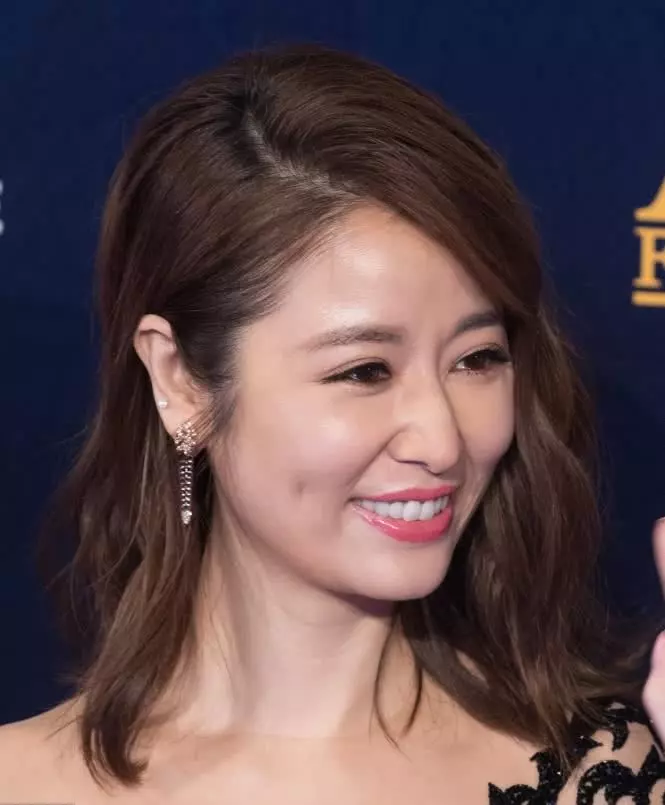 林心如參加活動,鏤空上衣穿了成這樣,網友:膽子也太大了吧!
