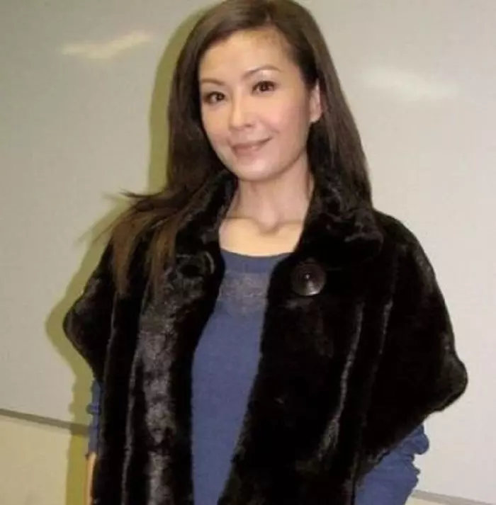 21歲嫁51歲富豪,新婚不到半月繼承億萬遺產,今2婚很幸福