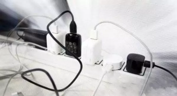 充完電後不拔充電器,後果不堪設想!一定要分享給你的家人和朋友!