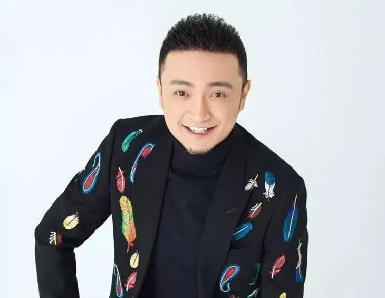 他是主持人,結婚5年沒孩子,與妻子很少在一起,但感情卻很好