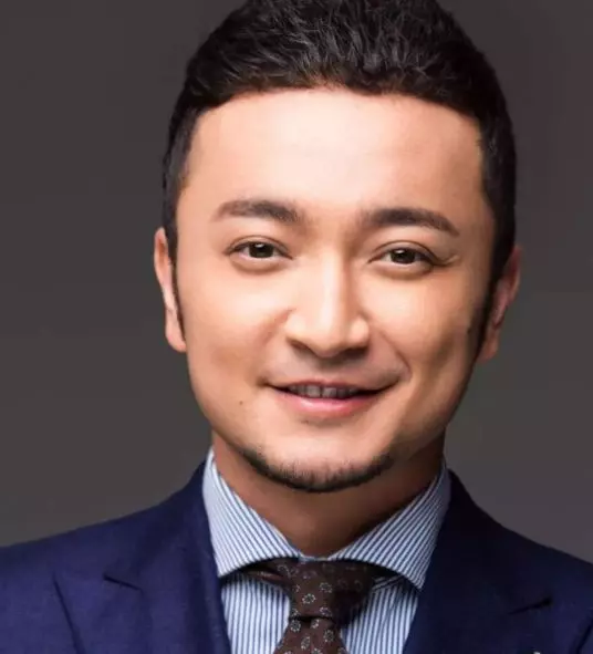 他是主持人,結婚5年沒孩子,與妻子很少在一起,但感情卻很好