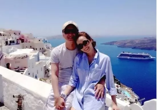 老公撒謊出差,帶第三者出國旅遊,忘拿身份證返回去,推開門傻啦