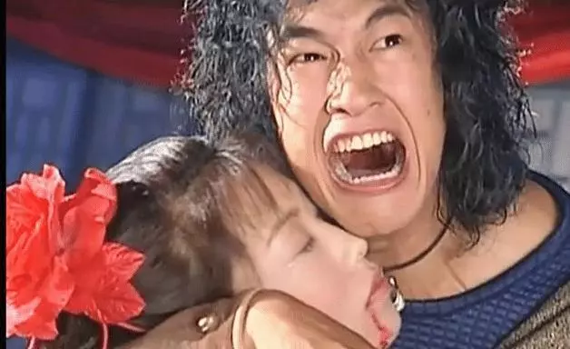 怪不得從沒聽過「何潤東」的緋聞,看到家裡面這位的臉,你就明白了!