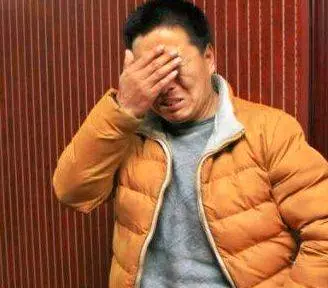 兒媳臥床3年,公公去世她突然病好,遺物發現一物,兒子砸爛木棺