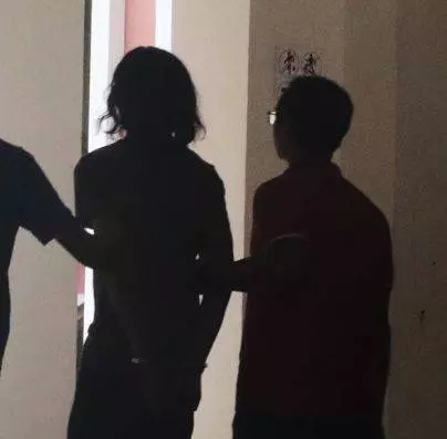 新加坡男子拿15公分長刀狂砍妻子閨蜜!嬌人瞬間變血人!原因竟然是...