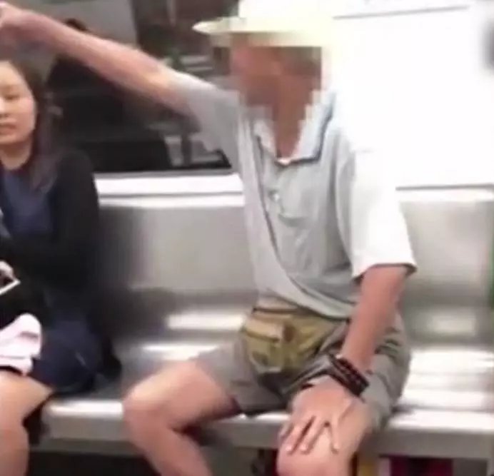 少年仔滑手機「看到輪椅大叔」連頭都沒抬 車子發動後「他默默伸手」網友感動:沉默的愛在人間