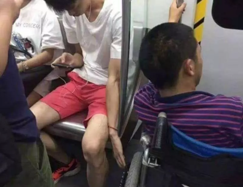 少年仔滑手機「看到輪椅大叔」連頭都沒抬 車子發動後「他默默伸手」網友感動:沉默的愛在人間