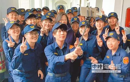 7萬警換新衣 勁裝追趕跳碰