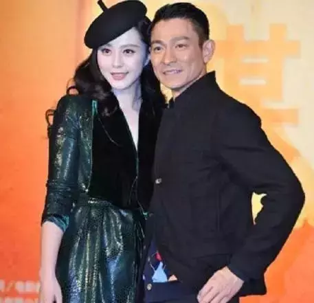 劉德華和誰合影都保持微笑,然而在她面前,天王直接丟棄偶像包袱