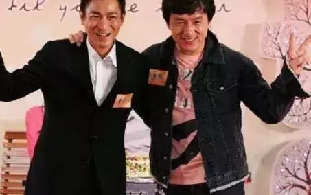 劉德華和誰合影都保持微笑,然而在她面前,天王直接丟棄偶像包袱