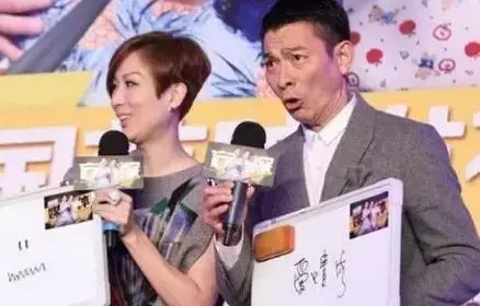 劉德華和誰合影都保持微笑,然而在她面前,天王直接丟棄偶像包袱