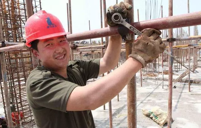 母親去世後,繼父在工地打工供兒子讀書,兒子畢業回家後愣住了