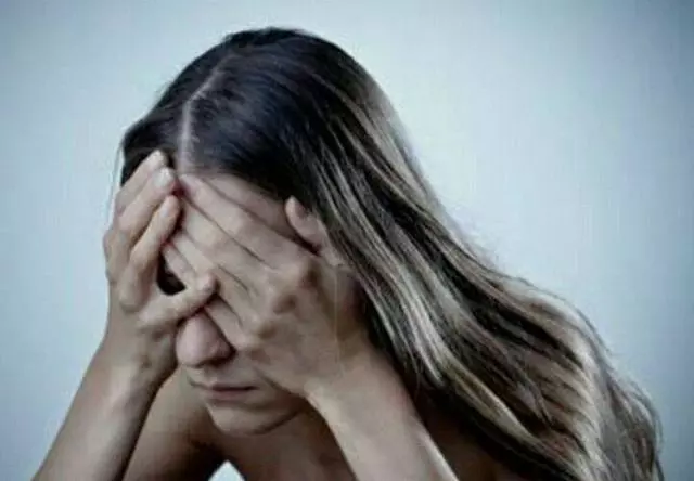 婆婆:你怎麼變成潑婦了?媳婦:我不變,全家等著餓死嗎