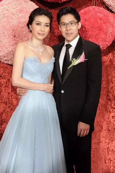 富二代霍啟剛:看了前任現狀,再看現任妻子,差距真是天差地別!