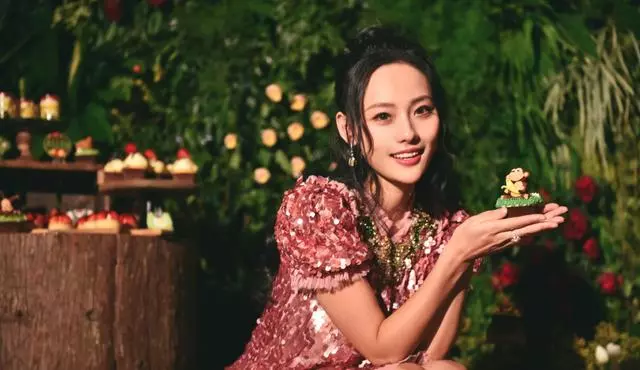 不被婆婆認可,但依然被老公寵成公主,如今每年零花錢高達2億!