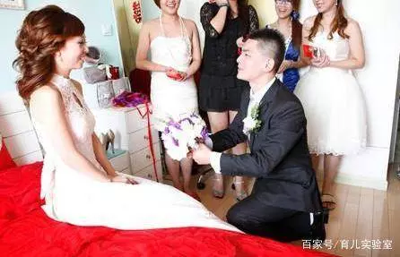 爸爸姓「黃」,給雙胞胎女兒取這名....幼稚園老師點名時,全班人都站了起來!