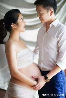 爸爸姓「黃」,給雙胞胎女兒取這名....幼稚園老師點名時,全班人都站了起來!