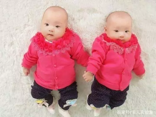 爸爸姓「黃」,給雙胞胎女兒取這名....幼稚園老師點名時,全班人都站了起來!