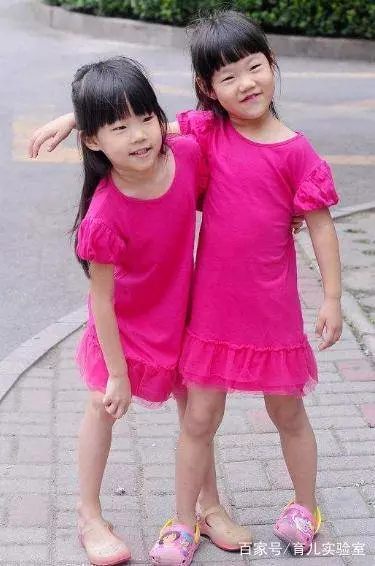 爸爸姓「黃」,給雙胞胎女兒取這名....幼稚園老師點名時,全班人都站了起來!