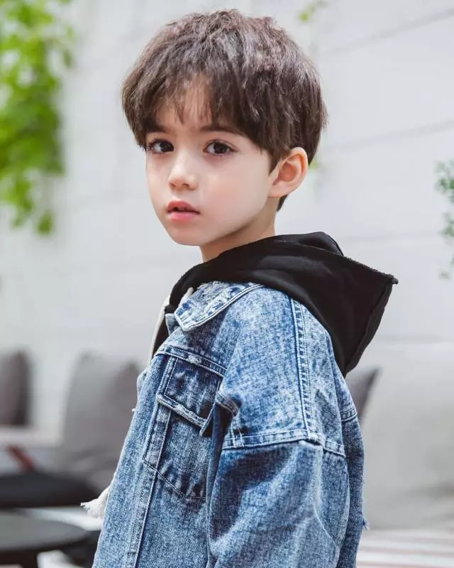 爸爸姓「黃」,給雙胞胎女兒取這名....幼稚園老師點名時,全班人都站了起來!