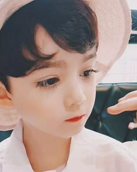 爸爸姓「黃」,給雙胞胎女兒取這名....幼稚園老師點名時,全班人都站了起來!