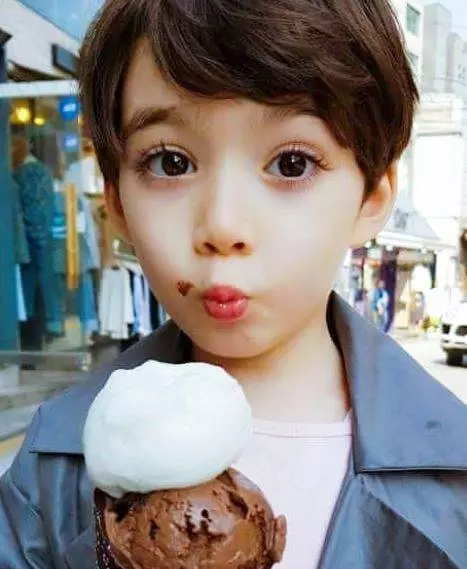 爸爸姓「黃」,給雙胞胎女兒取這名....幼稚園老師點名時,全班人都站了起來!