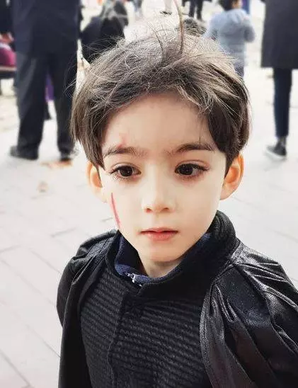 爸爸姓「黃」,給雙胞胎女兒取這名....幼稚園老師點名時,全班人都站了起來!