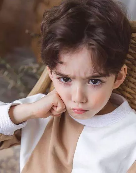 爸爸姓「黃」,給雙胞胎女兒取這名....幼稚園老師點名時,全班人都站了起來!