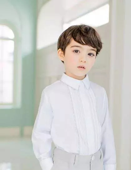 爸爸姓「黃」,給雙胞胎女兒取這名....幼稚園老師點名時,全班人都站了起來!
