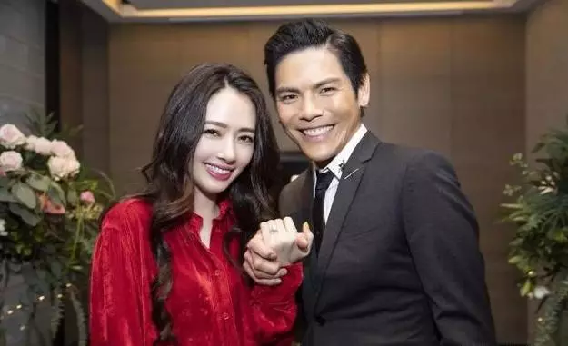 公布戀情後,她越來越美,男方卻變得油膩,最新照片像「非洲人」!