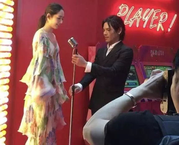 公布戀情後,她越來越美,男方卻變得油膩,最新照片像「非洲人」!