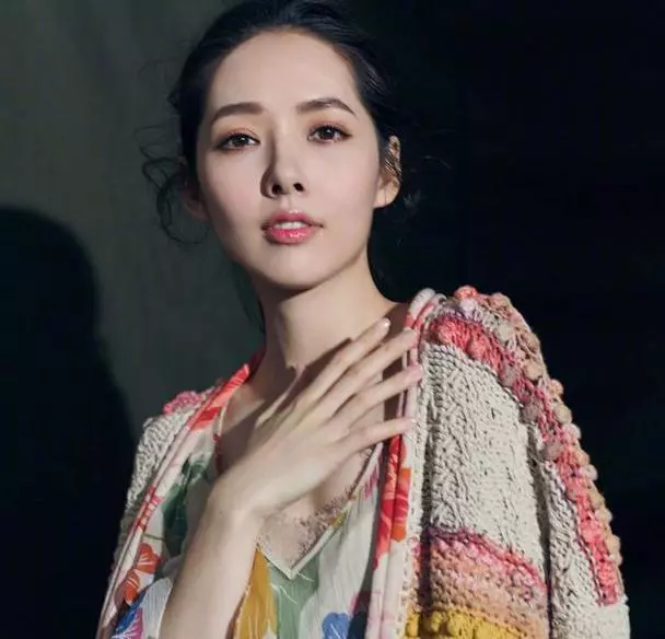公布戀情後,她越來越美,男方卻變得油膩,最新照片像「非洲人」!