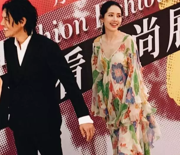 公布戀情後,她越來越美,男方卻變得油膩,最新照片像「非洲人」!