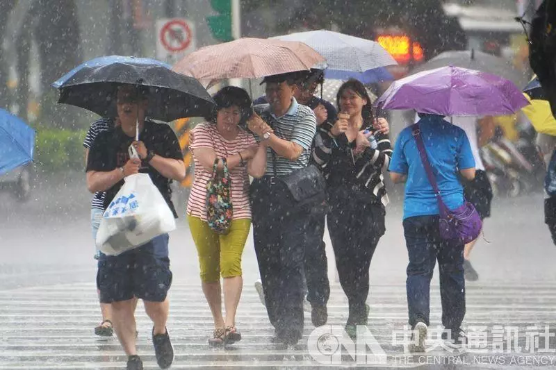 48小時內3道颮線襲台 氣象專家:今仍有強對流發展、周二起暖熱如夏