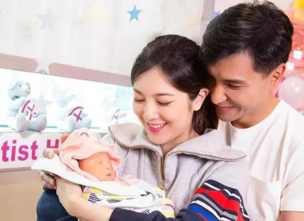 恭喜恭喜!42歲TVB視帝正式升級做爸爸:港姐老婆順利誕下愛女