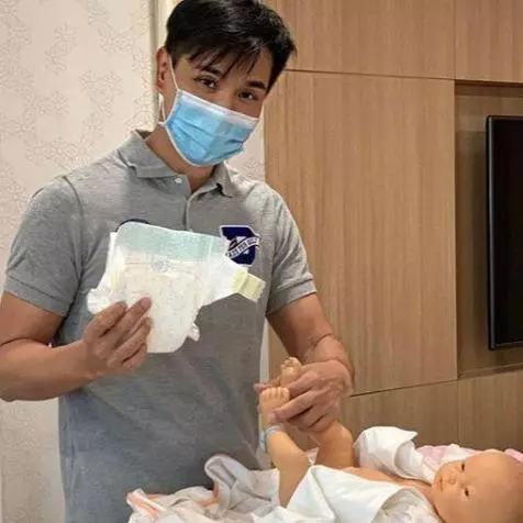 恭喜恭喜!42歲TVB視帝正式升級做爸爸:港姐老婆順利誕下愛女