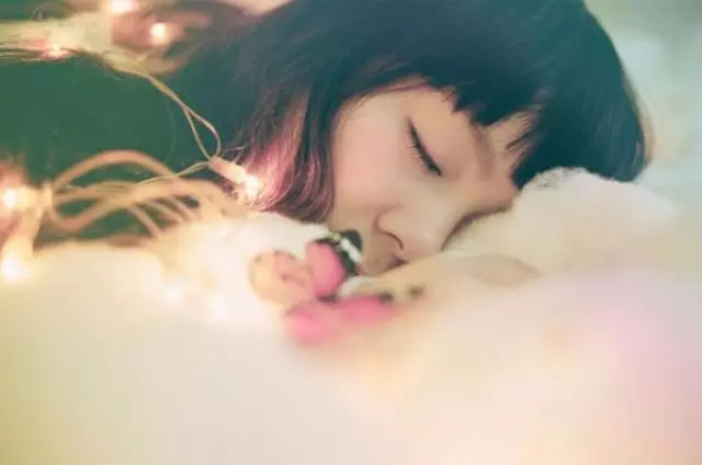 我經常給鄰居奶奶送吃的,她去世時給我一個包裹,改變我人生