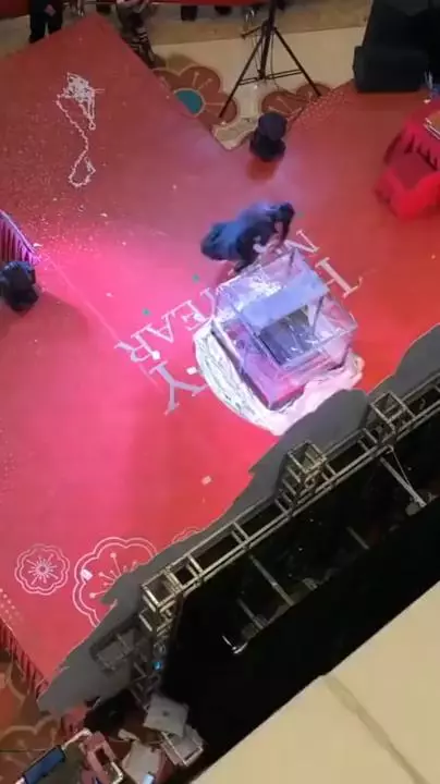 台下正在表演驚人魔術,樓上偶然經過的觀眾,卻無意間拍到「破功內幕」,整個笑到不行!!