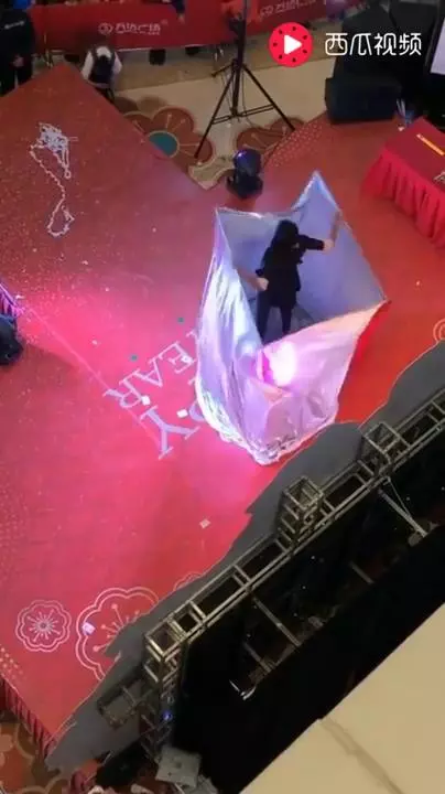 台下正在表演驚人魔術,樓上偶然經過的觀眾,卻無意間拍到「破功內幕」,整個笑到不行!!