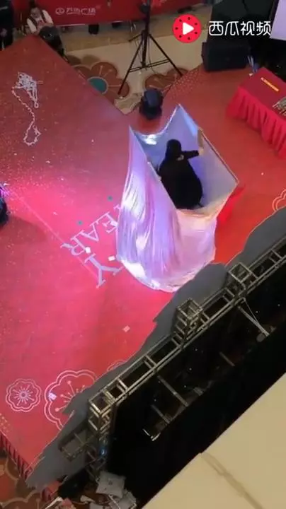 台下正在表演驚人魔術,樓上偶然經過的觀眾,卻無意間拍到「破功內幕」,整個笑到不行!!