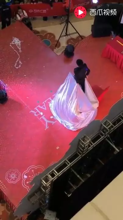 台下正在表演驚人魔術,樓上偶然經過的觀眾,卻無意間拍到「破功內幕」,整個笑到不行!!
